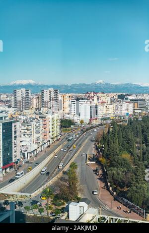 Occupé d'autoroute pleine de voitures en Turquie Antalya Banque D'Images