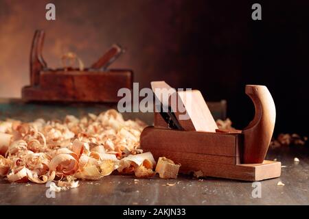 Vieux bois rasettes et le rasage sur table en bois. Focus sélectif. Banque D'Images