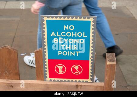 Pas d'alcool Billboard derrière ce point au Marché de Noël 2019 l'Angleterre Manchester Banque D'Images
