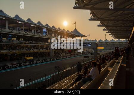 Piste de course de Formule 1 d'Abu Dhabi sponsorisée par Etihad Airways sur l'île de Yas, Abu Dhabi, Emirats arabes Unis au coucher du soleil Banque D'Images