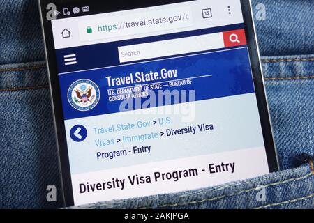 Site Web du département d'État américain sur le programme Visa diversité affiché sur smartphone caché dans la poche jeans Banque D'Images