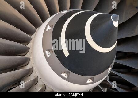 Ventilateur de dérivation élevé de moteur à turbine à jet commercial sur un grand avion de passagers Banque D'Images