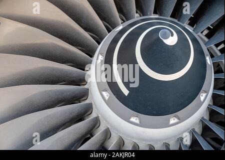 Ventilateur de dérivation élevé de moteur à turbine à jet commercial sur un grand avion de passagers Banque D'Images