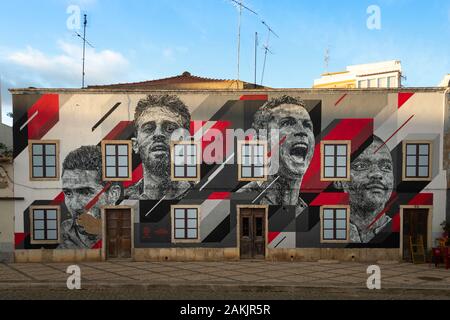 Stars du sport portugais street art sur le côté d'un immeuble de la vieille ville de Portimao Banque D'Images