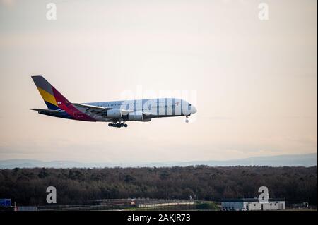Un avion Airbus A380 d'Asiana arrivant à l'aéroport de Francfort en Allemagne au coucher du soleil Banque D'Images