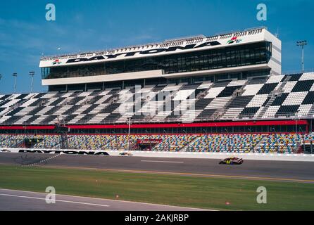 Daytona Beach, Floride, USA - Le 20 juillet 2012 : Daytona International Speedway avec voiture de course Nascar en passant par sur le circuit. Banque D'Images