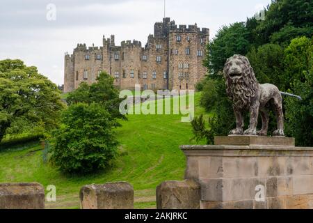 Château d'Alnwick sur les rives de la rivière ALN dans Northumberland, Royaume-Uni Banque D'Images