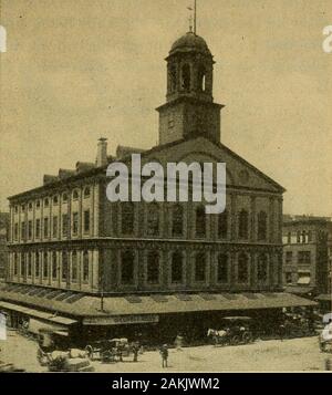 Un guide-book de Boston pour les médecins . FRANKLIN S APPUYEZ SUR GUIDE POUR BOSTON 31. FANEUIL HALL First Baptist soi-société, à la cor-ner de conjoint de fait Avenueand ClarendonStreet la richesse. Adams Square,dans WashingtonSt. footof andBrattle au Cornhill, rue isdecorated par abronze ofSamuel,statue Adams par Anne Whit-Ney. Il sents représentant lui comme établissements d'avoir supposé appearedas président du comité de la réunion de ville le jour du Massacre de Boston, alors qu'avant, Lieutenant-GovernorHutchinson et le Conseil dans la salle du Conseil de l'État maison, à portée de la main. La partie de l'Adams Square fusionne dans Banque D'Images