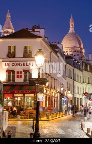 Vue crépusculaire à Montmartre, Paris, Ile-de-France, France Banque D'Images