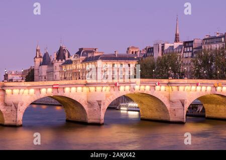 Pont Neuf, la Conciergerie et les bâtiments de l'île de la Cité, Paris, Ile-de-France, France Banque D'Images