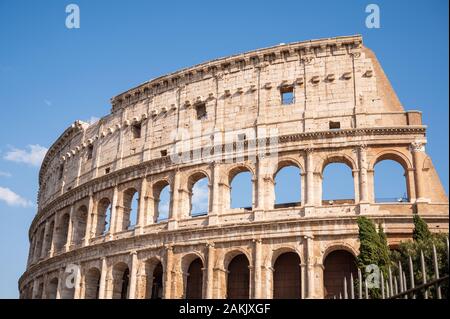 Le Colisée ou le Colisée, également connu sous le nom d'amphithéâtre Flavian, est un amphithéâtre ovale au centre de la ville de Rome, en Italie Banque D'Images