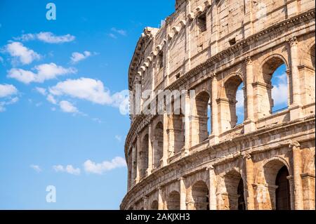 Le Colisée ou le Colisée, également connu sous le nom d'amphithéâtre Flavian, est un amphithéâtre ovale au centre de la ville de Rome, en Italie Banque D'Images