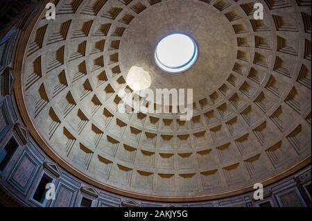 Vue intérieure sur le toit du Panthéon à Rome, Italie. Le Panthéon est un ancien temple romain, maintenant une église, à Rome Banque D'Images