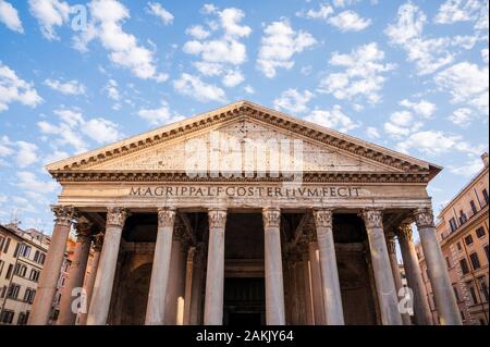 Vue extérieure du portique du Panthéon à Rome, Italie. Le Panthéon est un ancien temple romain, maintenant une église, à Rome Banque D'Images