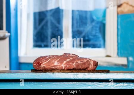 la viande fraîche se trouve sur la table de la cuisine Banque D'Images