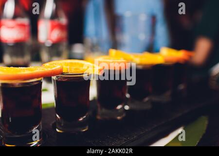 Gros plan de groupe de personnes clinking glasses avec du vin ou du champagne à l'avant de l'arrière-plan flou Banque D'Images