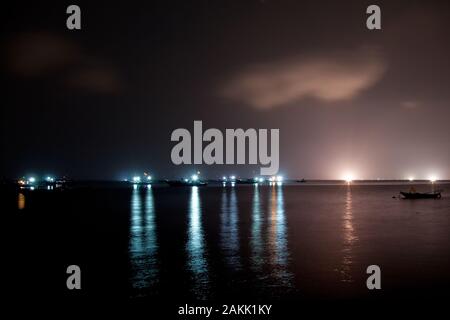 Des bateaux de pêche vietnamiens sont la pêche au cours de la nuit avec leurs lumières sur les îles à Cham, Vietnam Banque D'Images