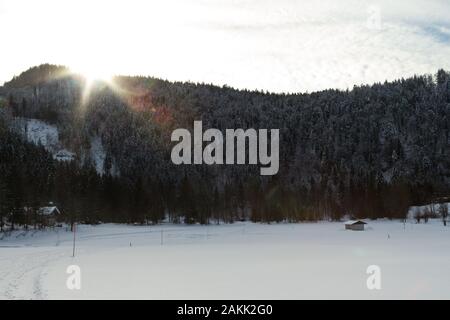 Paysage d'hiver avec un maisons couvertes de neige dans le domaine skiable Reit im Winkl,bavaria Banque D'Images