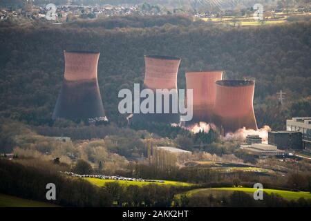 La centrale électrique d'Ironbridge, Démolition des tours de refroidissement vu depuis le Wrekin, Shropshire. Banque D'Images