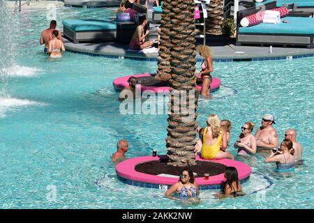 Las Vegas NV, USA 09-30-18 La piscine du Flamingo Beach Club est l'un des plus occupés des piscines avec accès facile aux glissades d'eau. Banque D'Images