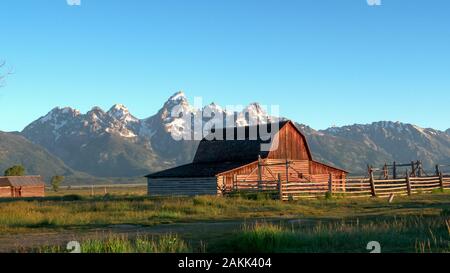 Lever du soleil sur le Grand Teton et un mormon row barn Banque D'Images