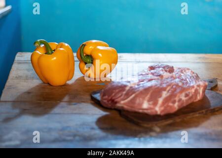 la viande et les poivrons jaunes se trouvent sur la table de la cuisine Banque D'Images