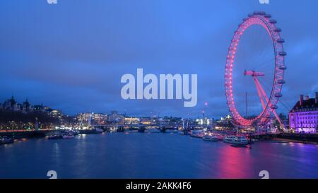 Tamise, Londres, Royaume-Uni. 9e janvier 2020. Météo France : Le London Eye et les lumières de la ville de Londres apportent la luminosité sur un gris terne et matinée de janvier. Credit : Celia McMahon/Alamy Live News. Banque D'Images