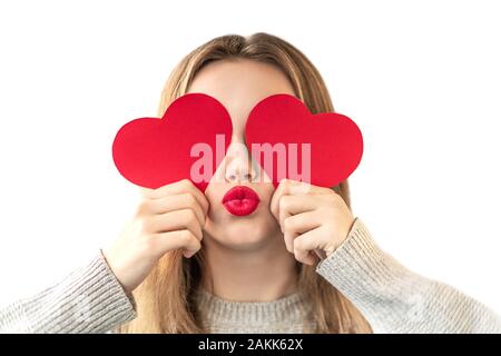 Close-up portrait of attractive cheerful fille jolie nice girl holding en mains deux cartes symbole coeur fermer les yeux isolé sur fond blanc Banque D'Images