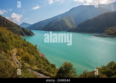 Réservoir de Jvari sur la rivière Ingouri Enguri (). Magnifique paysage de montagne. Avec le lac d'eau turquoise entourée de chaînes de montagnes du Caucase. Geor Banque D'Images