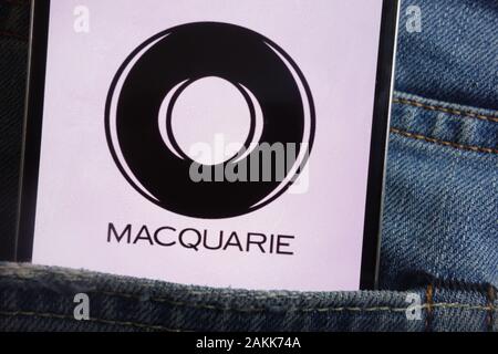 Macquarie Group logo affiché sur smartphone caché dans la poche de jeans Banque D'Images