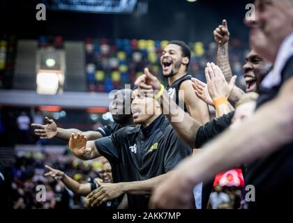 Londres, Royaume-Uni, 13 octobre 2019. La troisième victoire des Lions Londres British Basketball tournoi annuel All-Stars de cuivre fort Arena, London, UK. Banc des Lions Londres cheer. copyright Carol Moir/Alamy. Banque D'Images