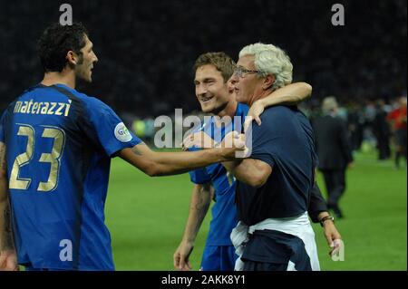 Allemagne Berlin, 07/09/2006 Coupe du Monde de la FIFA, Allemagne 2006, Italy-France Olympiastadion Final : L'entraîneur de l'Italie Marcello Lippi célèbre après la victoire Banque D'Images