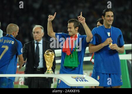 Allemagne Berlin, 07/09/2006 Coupe du Monde de la FIFA, Allemagne 2006, Italy-France Olympiastadion : Alberto Gilardino finale avec la coupe du monde Banque D'Images