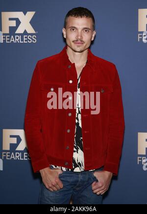 Pasadena, CA - janvier 09, 2020 : Karl Glusman assiste à l'effet FX Networks' Star Walk Press Tour d'hiver 2020 à l'hôtel Langham Huntington Banque D'Images