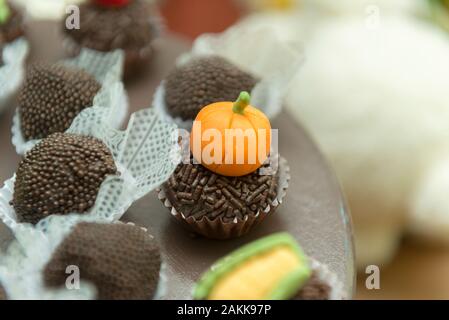 Plateau avec bonbons assortis de différentes saveurs. La décoration personnalisée et des bonbons pour l'exploitation agricole ou rural thème. Des bonbons en forme de peur Banque D'Images