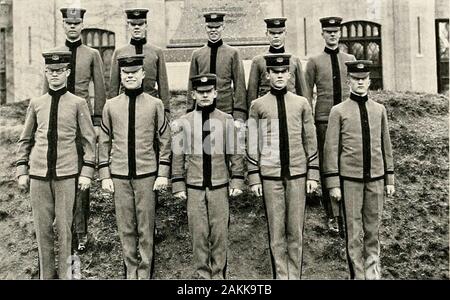 Bomb . 1922  !C. ClubOfficers Washington J. O. CoLONNA Président C. P. Light Vice-président J. M. Yates Secrétaire-trésorier Membres Baxter, J. M. Condon, R. Watson, H. F. CoNDON, M. M. Greene, J. K. Yates, R. C. Marshall, J. Nicholson, H. T. Summers, F. L.- Iyson, F. W. Banque D'Images