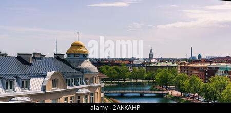 Vu de l'horizon panoramique de Malmö un bâtiment élevé à proximité du canal. Dans la distance tours d'église, de l'eau des tours et immeubles de grande hauteur sont visibles. Banque D'Images