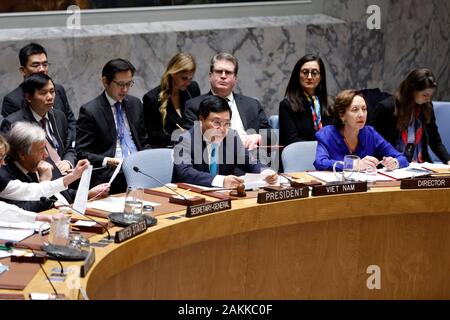(200109) -- ORGANISATION DES NATIONS UNIES, le 9 janvier 2020 (Xinhua) -- le vice-Premier ministre vietnamien et Ministre des affaires étrangères Pham Binh Minh (C, avant), dont le pays occupe actuellement la présidence du Conseil de sécurité pour janvier, préside un débat ouvert du Conseil de sécurité sur le thème de "maintenance de la paix et de la sécurité respect de la Charte de l'ONU" au siège des Nations Unies à New York, le 9 janvier, 2020. Le Conseil de sécurité des Nations Unies le jeudi a adopté une déclaration présidentielle appelant tous les États membres à se conformer pleinement à la Charte des Nations Unies, tout en reconnaissant l'importance critique de la Charte t Banque D'Images