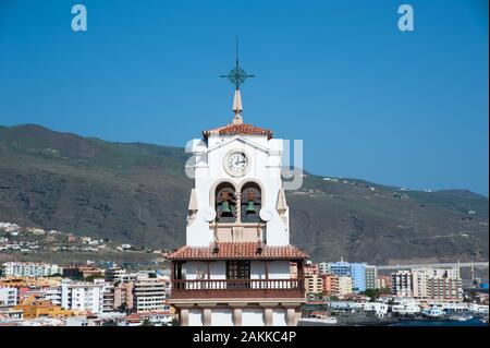 Candelaria, Tenerife, Espagne -27 décembre, 2019. Belle vue sur clocher de l'Église Nuestra Señora de Candelaria (église) dans la région de Candelaria, ville Banque D'Images