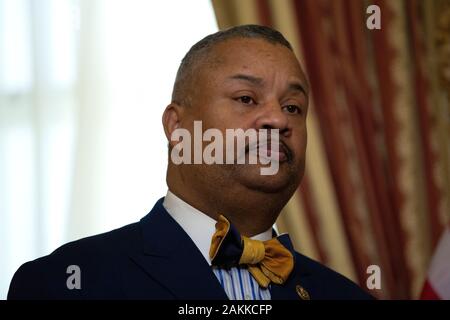 Représentant des États-Unis Donald Payne (Junior-démocrate du New Jersey) est à l'écoute en tant que président de la Chambre des représentants des Etats-Unis Nancy Pelosi (démocrate de Californie) est titulaire d'une cérémonie d'enrôlement pour H.R. 2476 au Capitole à Washington, DC, États-Unis, le Jeudi, Janvier 9, 2020. Credit : Stefani Reynolds/CNP /MediaPunch Banque D'Images