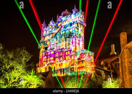 Orlando, Floride. Janvier 03, 2020 projections colorées sur le Hollywood Tower Hotel à Hollywood Studios Banque D'Images