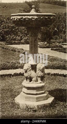 American maisons et jardins . jp&gt ;. La terrasse avant face à la voie publique La Fontaine dans le jardin chambre sur elle. Mais si la chambre est de vouloir en frontsit splendide a, à un degré très marquée, les plus nobles qualités de l'accueil,une qualité qui plus prétentieuse de structure n'est pas toujours pos-session, mais qui ici prend des proportions tout à fait pénétrer.Cette caractéristique de l'extérieur est la plus marquée puisque, comme nous allons être apparente, la chambre contient quelques finerooms vraiment de style magnifique. L'un est à peine entré dans la chambre avant que l'un becomesaware qu'il s'agit d'un logement de no Banque D'Images