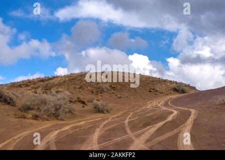 Routes de circulation dans les badlands du Kazakhstan Banque D'Images