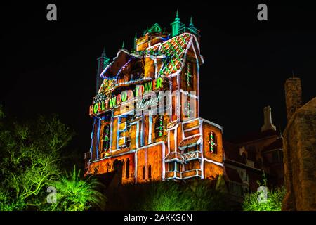 Orlando, Floride. Janvier 03, 2020 projections colorées sur le Hollywood Tower Hotel à Hollywood Studios Banque D'Images