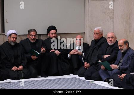 Téhéran, Iran. Jan 9, 2020. Ce document image fournie par le bureau de l'Iran l'Ayatollah Ali Khamenei, le 9 janvier 2020, chef de l'Iraquien montre Hashed al-Shaabi force paramilitaire Faleh al-Fayyad (C) aux côtés de ministre des Affaires étrangères iranien Mohammad Javad Zarif (2nd-R) et dirigeant musulman chiite irakien et chef de parti Hikma Ammar al-Hakim (3L) Participation à une cérémonie tenue par le chef suprême à Téhéran pour tué haut général Qasem Soleimani. Credit : Khamenei.Ir/ZUMA/Alamy Fil Live News Banque D'Images