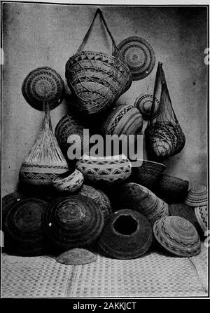 Les Indiens Pomo paniers et leurs décideurs . Un POMU ** E-iI-CA. Platt 3i. Un groupe de Pomo Paniers de Bam-tush Weave. Platc ?i&Lt ;] 44 Indiens Pomo. BASKEIS est presque universellement utilisé pour elle. Le ka-bu est parfois orna-œuvre abondamment avec kaia et magnifiquement tissés. Trois-stick paniers de quelle que forme que ce soit, sont appelées shi-bu ou chi-bu, selon le dialecte, et l'un des paniers-stick Tsai. Thesenames sont utilisés indépendamment du fait que les paniers sont oroblong ronde en forme. Le roturier paniers de wereused Lac-mush ces tisse comme bols ou récipients, mais finement tissé et orna-œuvre les paniers étaient le treasu Banque D'Images