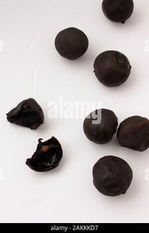 Limes noir séché sur fond blanc Banque D'Images