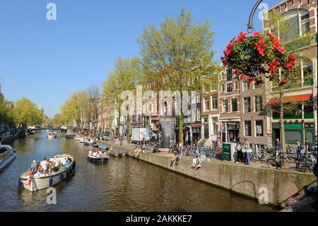 Les gens dans la zone du canal d'Amsterdam pendant le printemps ! Banque D'Images