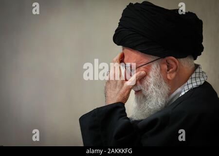 Téhéran, Iran. Jan 9, 2020. Une photo mise à disposition par le chef suprême de l'Iran montre Bureau Guide suprême iranien, l'Ayatollah Ali Khamenei, assister à une cérémonie de deuil pour les morts IRGC Qods Qasem Soleimani, chef de la Force, à Téhéran. Un drone américain a tué grève Soleimani, le chef de l'Iran islamique d'élite des Gardiens de la révolution la force Qods, le 03 janvier 2020 alors qu'il était à Bagdad. Credit : Khamenei.Ir/ZUMA/Alamy Fil Live News Banque D'Images