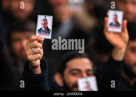 Téhéran, Iran. Jan 9, 2020. Une photo mise à disposition par le bureau chef suprême de l'Iran démontre aux participants au cours d'une cérémonie de deuil par le chef suprême à Téhéran pour tué haut général Qasem Soleimani, à Téhéran. Un drone américain a tué grève Qasem Soleimani, le chef de l'Iran islamique d'élite des Gardiens de la révolution la force Qods, le 03 janvier 2020 à Bagdad. Credit : Khamenei.Ir/ZUMA/Alamy Fil Live News Banque D'Images